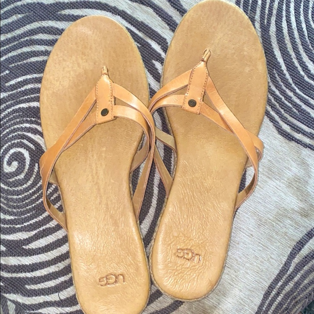 •UGG flip flops